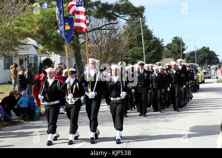 Die Naval Gesundheit Klinik Cherry Point Color Guard Märsche in der jährlichen Carteret County Veterans Day Parade in Morehead City, N.C., Nov. 11, 2017. Die Parade wurde zu Ehren, und diejenigen, die haben und sind derzeit in der Bundeswehr Dienst zu erkennen. Seit 1919, Veterans Day, offiziell als Armistice Day bekannt, hat an verschiedenen Terminen eingehalten worden sind; jedoch an Sept. 20, 1975, Präsident Gerald Ford, Öffentliches Recht 94-97, Nov. 11 der offiziellen jährlichen Einhaltung. (U.S. Marine Corps Foto von Pfc. Andrew King/Freigegeben) Stockfoto