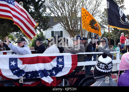 Vietnam Veteranen stellen eine historische Epoche in der jährlichen Carteret County Veterans Day Parade in Morehead City, N.C., Nov. 11, 2017. Die Parade wurde zu Ehren, und diejenigen, die haben und sind derzeit in der Bundeswehr Dienst zu erkennen. Seit 1919, Veterans Day, offiziell als Armistice Day bekannt, hat an verschiedenen Terminen eingehalten worden sind; jedoch an Sept. 20, 1975, Präsident Gerald Ford, Öffentliches Recht 94-97, Nov. 11 der offiziellen jährlichen Einhaltung. (U.S. Marine Corps Foto von Pfc. Andrew King/Freigegeben) Stockfoto