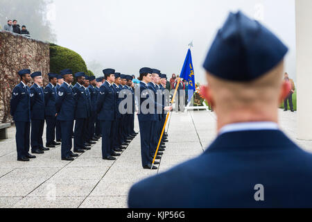 171111-N-EJ 549-0003 Lüttich, Belgien (Nov, 11 2017) Flieger aus dem Bauingenieur 786th Squadron stand auf der Parade Rest während der Armistice Day Zeremonie, November 11, 2017, henri-chapelle American Cemetery, Belgien. Diese Flieger gehörten zu einer Gruppe von Mitgliedern, die zusammen auf Veteran's Day und Armistice Day kam zu Ehren, fast 8.000 gefallenen Amerikaner hier beigesetzt nach dem Zweiten Weltkrieg. (U.S. Marine Foto von Informationssystemen Techniker Seemann Daniel Gallegos/Freigegeben) Stockfoto