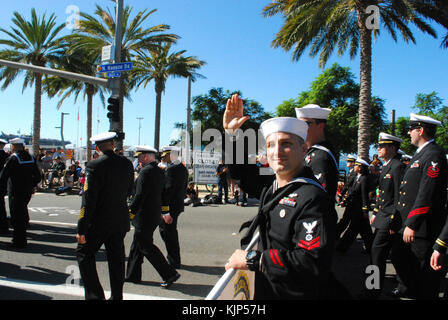 171111-N-EO 550-1694 SAN DIEGO (11. November 2017) Matrosen zu Littoral Combat Ships und Kommandant, Littoral Combat Ship Squadron eine Wave zu den Zuschauern entlang der Paradestrecke während des 31. jährlichen Veterans Day Parade in der Innenstadt von San Diego. Fast 500 LCS Seeleuten und ihren Familien in diesem Jahr an der Parade teilgenommen. LCSs sind schnell, wendig, flachen Entwurf und Mission - mit der Fähigkeit, in littorals und offenen Ozean zu betreiben. (U.S. Marine Foto von Yeoman 2. Klasse Luc-Rikardo R. Fils/Freigegeben) Stockfoto