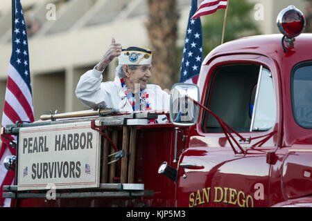 Pearl Harbor überlebenden Leo Priester, 96, von Palm Springs, Kalifornien, Wellen, die der Menge, die beim Reiten in einem Löschfahrzeug Nov.11, 2017, während der 21. jährlichen Palm Springs Veterans Day Parade in Palm Springs, Kalifornien. Priester, der mit 251 von der California National Guard Küste Artillerie Regiment (Fliegerabwehr), wenn es war föderalistisch und zum Camp Malakole, Hawaii gesendet, war mit dem Regiment, als die Japanische begann in der Nähe von Pearl Harbor am Dez. 7, 1941 Bombe serviert. (Air National Guard Foto von älteren Flieger Crystal Housman) Stockfoto