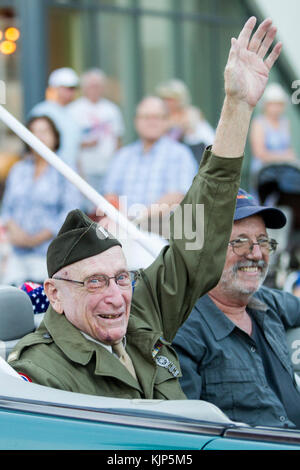 1. Lt. Donald B. Prell, 93, eine Schlacht der Ausbuchtung der Überlebenden, die als Kriegsgefangener im Zweiten Weltkrieg hielt verletzt war und, Fahrten in die 21. jährliche Palm Springs Veterans Day Parade, Nov. 11, 2017 in Palm Springs, Kalifornien. Prell wurde mit der 106 Infanterie Division während des Zweiten Weltkrieges und später mit der 40th Infantry Division der Kalifornischen Nationalgarde serviert. (Air National Guard Foto von älteren Flieger Crystal Housman) Stockfoto