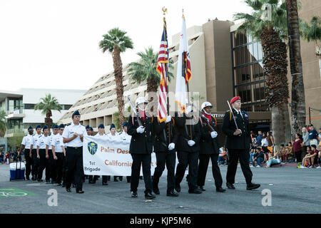 Kadetten von der 235th Kalifornien Cadet Corps' Bataillon, 1. Brigade, bei Palm Desert High School in Palm Desert, Kalifornien, März November 11, 2017, während der 21. jährlichen Palm Springs Veterans Day Parade in Palm Springs, Kalifornien. Die kadetten sind Teil von rund 7.000 Studenten national, die in der kalifornischen Cadet Corps, das ist ein Element der Jugend der Oregon National Guard und Gemeinschaftsprogrammen beteiligen. (Air National Guard Foto von älteren Flieger Crystal Housman) Stockfoto