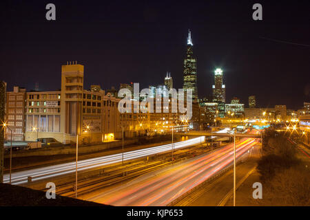 Der Willis Tower dominiert die Skyline von Chicago in dieser Nacht Blick über die Eisenhower Expressway von Westen der Stadt. Stockfoto