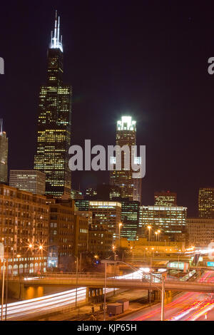 Der Willis Tower dominiert die Skyline von Chicago in dieser Nacht Blick über die Eisenhower Expressway. Stockfoto