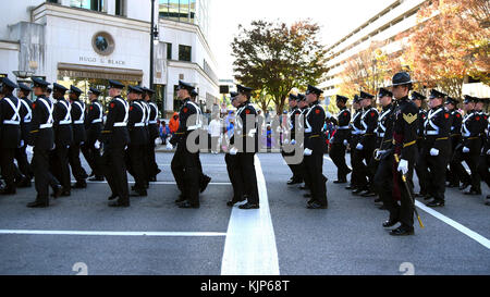 Ein pensionierter militärischer Service Mitglieder, und ihre Unterstützer, im März durch die Straßen während der Parade der jährlichen Veteran in Birmingham, Alabama am 11. November 2017. Einige Organisationen, einschließlich Nichtregierungsorganisationen und lokale Schulen, nahmen an der Feier teil zurück zu Veteranen und ihren Familien zu geben. (Air National Guard Foto: Airman 1st Class Lee Murphy) Stockfoto