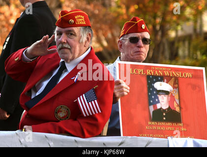 Ein pensionierter militärischer Service Mitglieder, und ihre Unterstützer, im März durch die Straßen während der Parade der jährlichen Veteran in Birmingham, Alabama am 11. November 2017. Einige Organisationen, einschließlich Nichtregierungsorganisationen und lokale Schulen, nahmen an der Feier teil zurück zu Veteranen und ihren Familien zu geben. (Air National Guard Foto: Airman 1st Class Lee Murphy) Stockfoto