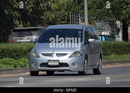 Chiang Mai, Thailand - 14. November 2017: Mit dem eigenen Auto, Mitsubishi Space Wagon. Foto an der Straße Nr. 121 ca. 8 km von der Innenstadt von Chiang Mai, Thailand. Stockfoto