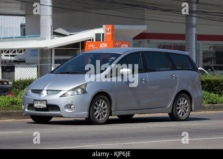 Chiang Mai, Thailand - 14. November 2017: Mit dem eigenen Auto, Mitsubishi Space Wagon. Foto an der Straße Nr. 121 ca. 8 km von der Innenstadt von Chiang Mai, Thailand. Stockfoto