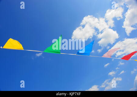 Mehrfarbige dreieckige Flaggen am Himmel in einem outdoor Feier Party hängen. Stockfoto