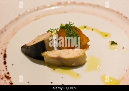 Stücke von geräuchertem Lachs, Makrele und Hering mit Kräutern und Sauce Stockfoto