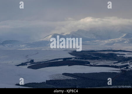 Blick auf die Cairngorm Berge im Schnee kurz nach Sonnenaufgang von Ben rinnes im Glen rinnes, Schottland. Stockfoto