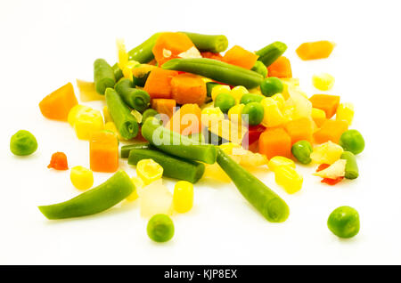 Eine Mischung aus Gemüse. Salat mit Mais, Erbsen, Paprika, Spargel, Karotten. Isoliert. Stockfoto