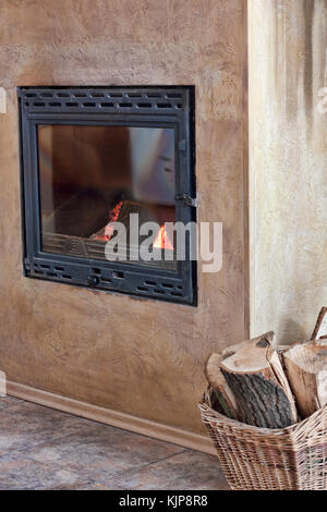 Kamin im Haus und zerkleinerte Holz. selektive Fokus Stockfoto