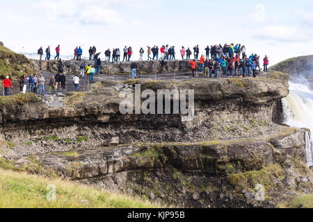 Gullfoss, Island - 6. September 2017: Touristen am Aussichtspunkt über Wasserfall Gullfoss. gullfoss im Canyon von olfusa Fluss gelegen ist, ist es eine der Stockfoto