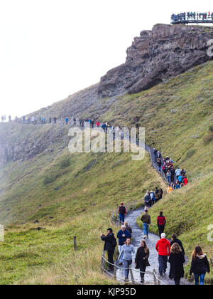 Gullfoss, Island - 6. September 2017: Touristen auf dem Weg zum Aussichtspunkt Wasserfall Gullfoss. gullfoss im Canyon von olfusa Fluss gelegen ist, ist es ein o Stockfoto