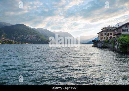 Comer See, Comer See Stadt, Norditalien. Blick auf den Comer See am Ende der Seepromenade von Como entfernt. Im Hintergrund die Alpen. Stockfoto