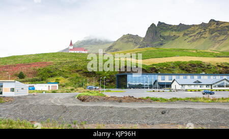 Vik i Myrdal, Island - 9. September 2017: Hotels und reyniskirkja Kirche auf einem Hügel in Vik i myrdal Dorf am Atlantik Südküste in katla geopar Stockfoto