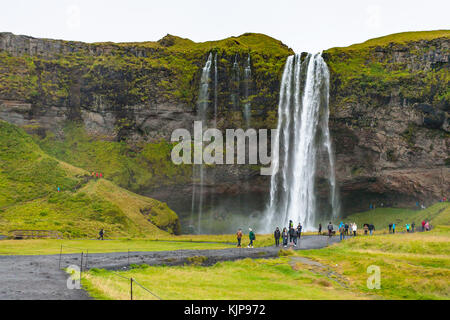 Skogar, Island - 9. September 2017: Touristen in der Nähe von Wasserfall Seljalandsfoss im Herbst am Abend. seljalandsfoss ist Teil der seljalands Fluss, Flo Stockfoto