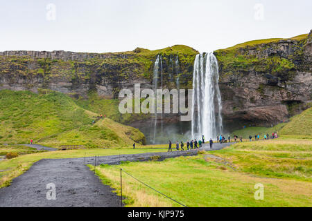 Skogar, Island - 9. September 2017: Personen, die sich in der Nähe der Wasserfall Seljalandsfoss im Herbst am Abend. seljalandsfoss ist Teil der seljalands River, Fluss Stockfoto