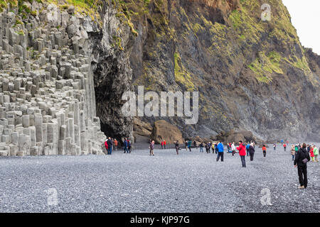 VIK i MYRDAL, ISLAND - 9. SEPTEMBER 2017: Menschen in der Nähe der Halsanefshellir-Höhle in Reynisfjall Mount am schwarzen Strand von Reynisfjara, in der Nähe des Dorfes Vik i Myrdal Stockfoto
