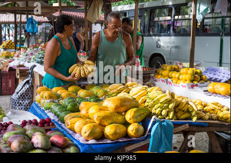 Rio de Janeiro - Januar 31, 2017: Ein Kunde kauft Bananen von einem Verkäufer auf in General Osorio Plaza in Ipanema. Stockfoto