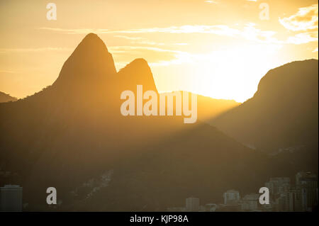 Helle landschaftlich schöne Sonnenuntergangsansicht von Two Brothers Mountain in Rio de Janeiro, Brasilien Stockfoto