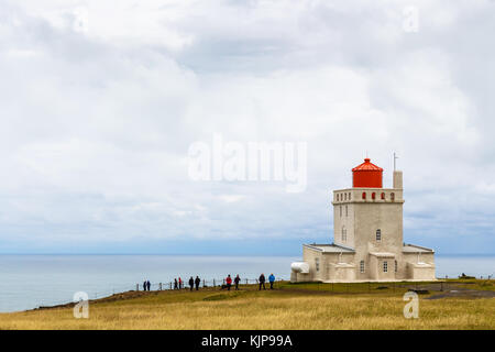 VIK i MYRDAL, ISLAND - 9. SEPTEMBER 2017: Touristen in der Nähe des Leuchtturms Dyrholaeyjarviti auf der Halbinsel Dyrholaey in der Nähe des Dorfes Vik i Myrdal am Atlantischen Sout Stockfoto