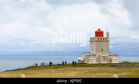 Vik i Myrdal, Island - 9 September, 2017: die Menschen in der Nähe von dyrholaeyjarviti Leuchtturm auf dyrholaey Vorgebirge in der Nähe von Vik i myrdal Dorf auf Atlantic South Stockfoto