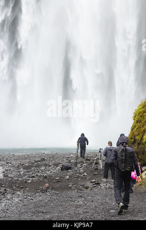 Skogar, Island - 9. September 2017: Touristen an der Unterseite der skogafoss Wasserfall Skogafoss Katla Geopark. ist einer der größten Wasserfälle der Cou Stockfoto