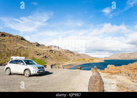 See Kleifarvatn, Island - 10. September 2017: Touristen im Auto an der Küste des Sees Kleifarvatn im September. kleifarvatn ist der grösste See auf der reyk Stockfoto