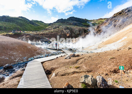 Krysuvik, Island - 10. September 2017: Touristen an den hölzernen Pathway in geothermischen krysuvik Bereich auf der südlichen Halbinsel (reykjanesskagi, reykjanes penins Stockfoto