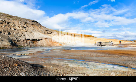 Krysuvik, Island - 10. September 2017: Touristen am Aussichtspunkt in der Nähe von Schlamm Topf Krater in geothermischen krysuvik Bereich auf der südlichen Halbinsel (reykjanesskagi, r Stockfoto