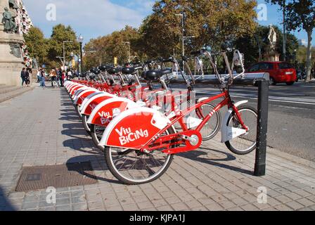 Eine Reihe von Fahrrädern auf einem viu bicing Bahnhof in Barcelona, Spanien am 1. November 2017. Der Zyklus gemeinsame Regelung wurde vom Rat der Stadt im Jahr 2007 gestartet. Stockfoto