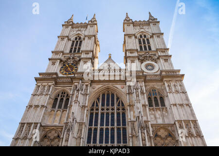 Westminster Abbey Hauptfassade unter blauen bewölkten Himmel. Eine der beliebtesten Sehenswürdigkeiten von London, Vereinigtes Königreich Stockfoto