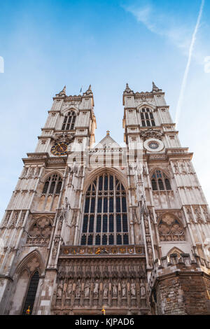 Westminster Abbey Hauptfassade unter blauem Himmel, eine der beliebtesten Sehenswürdigkeiten von London, Vereinigtes Königreich Stockfoto