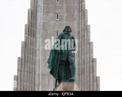 Reykjavik, Island - 5. September 2017: Skulptur von Leifur Eiriksson in der Hallgrímskirkja Kirche in Reykjavík Stadt. die Statue wurde von entwickelt Stockfoto