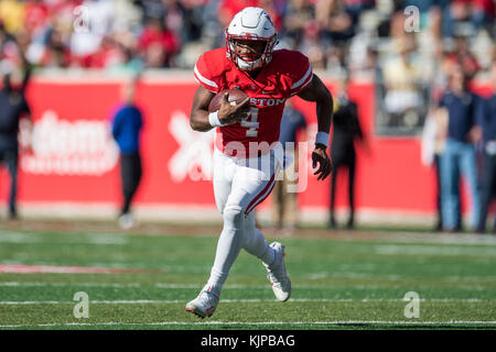 Houston, TX, USA. 24 Nov, 2017. Houston Cougars quarterback D'Eriq König (4) trägt den Ball im 4. Quartal eine NCAA Football Spiel zwischen der Navy Midshipmen und der Universität von Houston Cougars bei tdecu Stadion in Houston, TX. Houston gewann das Spiel 24-14. Trask Smith/CSM/Alamy leben Nachrichten Stockfoto