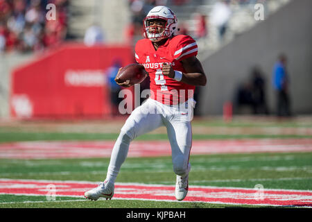 Houston, TX, USA. 24 Nov, 2017. Houston Cougars quarterback D'Eriq König (4) trägt den Ball im 4. Quartal eine NCAA Football Spiel zwischen der Navy Midshipmen und der Universität von Houston Cougars bei tdecu Stadion in Houston, TX. Houston gewann das Spiel 24-14. Trask Smith/CSM/Alamy leben Nachrichten Stockfoto