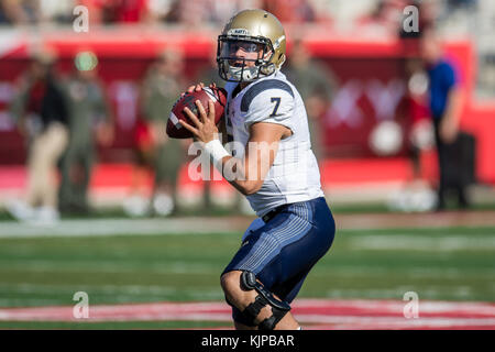 Houston, TX, USA. 24 Nov, 2017. Navy Midshipmen quarterback Garret Lewis (7) sieht im 4. Quartal eine NCAA Football Spiel zwischen der Navy Midshipmen und der Universität von Houston Cougars bei tdecu Stadion in Houston, TX. Houston gewann das Spiel 24-14. Trask Smith/CSM/Alamy leben Nachrichten Stockfoto