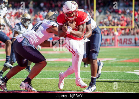 Houston, TX, USA. 24 Nov, 2017. Houston Cougars quarterback D'Eriq König (4) Läuft für einen Touchdown im 3. Quartal eine NCAA Football Spiel zwischen der Navy Midshipmen und der Universität von Houston Cougars bei tdecu Stadion in Houston, TX. Houston gewann das Spiel 24-14. Trask Smith/CSM/Alamy leben Nachrichten Stockfoto