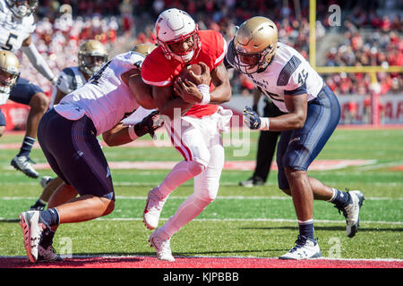 Houston, TX, USA. 24 Nov, 2017. Houston Cougars quarterback D'Eriq König (4) Läuft für einen Touchdown im 3. Quartal eine NCAA Football Spiel zwischen der Navy Midshipmen und der Universität von Houston Cougars bei tdecu Stadion in Houston, TX. Houston gewann das Spiel 24-14. Trask Smith/CSM/Alamy leben Nachrichten Stockfoto