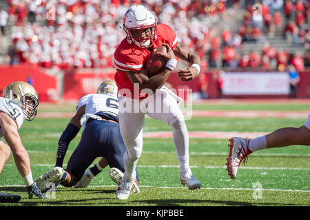 Houston, TX, USA. 24 Nov, 2017. Houston Cougars quarterback D'Eriq König (4) Läuft für einen Touchdown im 3. Quartal eine NCAA Football Spiel zwischen der Navy Midshipmen und der Universität von Houston Cougars bei tdecu Stadion in Houston, TX. Houston gewann das Spiel 24-14. Trask Smith/CSM/Alamy leben Nachrichten Stockfoto