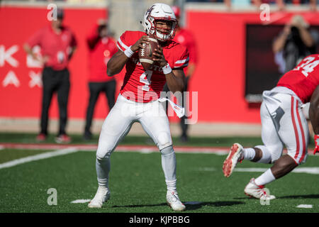 Houston, TX, USA. 24 Nov, 2017. Houston Cougars quarterback D'Eriq König (4) sieht im 4. Quartal eine NCAA Football Spiel zwischen der Navy Midshipmen und der Universität von Houston Cougars bei tdecu Stadion in Houston, TX. Houston gewann das Spiel 24-14. Trask Smith/CSM/Alamy leben Nachrichten Stockfoto