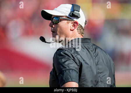 Houston, TX, USA. 24 Nov, 2017. Houston Cougars Head Coach großen Applewhite im 4. Quartal eine NCAA Football Spiel zwischen der Navy Midshipmen und der Universität von Houston Cougars bei tdecu Stadion in Houston, TX. Houston gewann das Spiel 24-14. Trask Smith/CSM/Alamy leben Nachrichten Stockfoto