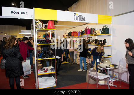 Biel, Beirut, Libanon. 24 Nov, 2017. Frauen shopping Handtaschen. Beirut Libanon Credit: Mohamad Itani/Alamy leben Nachrichten Stockfoto