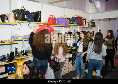 Biel, Beirut, Libanon. 24 Nov, 2017. Frauen shopping Handtaschen. Beirut Libanon Credit: Mohamad Itani/Alamy leben Nachrichten Stockfoto