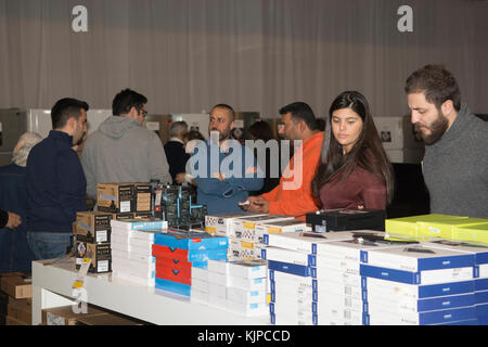 Biel, Beirut, Libanon. 24 Nov, 2017. Kunden innerhalb der Schwarze Freitag Markt Beirut Libanon Credit: Mohamad Itani/Alamy leben Nachrichten Stockfoto