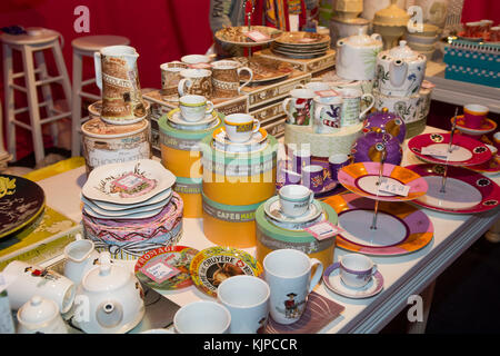 Biel, Beirut, Libanon. 24 Nov, 2017. Teetassen und die Platten auf der Anzeige innerhalb des Schwarzen Freitag Markt Beirut Libanon Credit: Mohamad Itani/Alamy leben Nachrichten Stockfoto