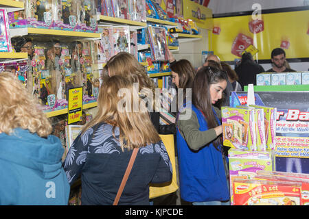 Biel, Beirut, Libanon. 24 Nov, 2017. Menschen kaufen Spielzeug am Schwarzen Freitag Markt Beirut Libanon Credit: Mohamad Itani/Alamy leben Nachrichten Stockfoto